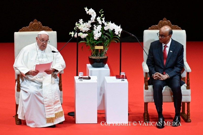 Papa Francesco a Singapore: “Utilizzare le nuove tecnologie per avvicinarsi gli uni agli altri, non per isolarsi”